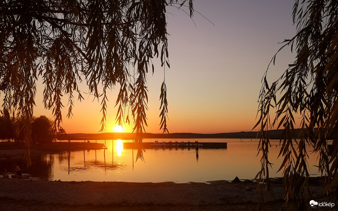 Napbúcsúztató fényjáték