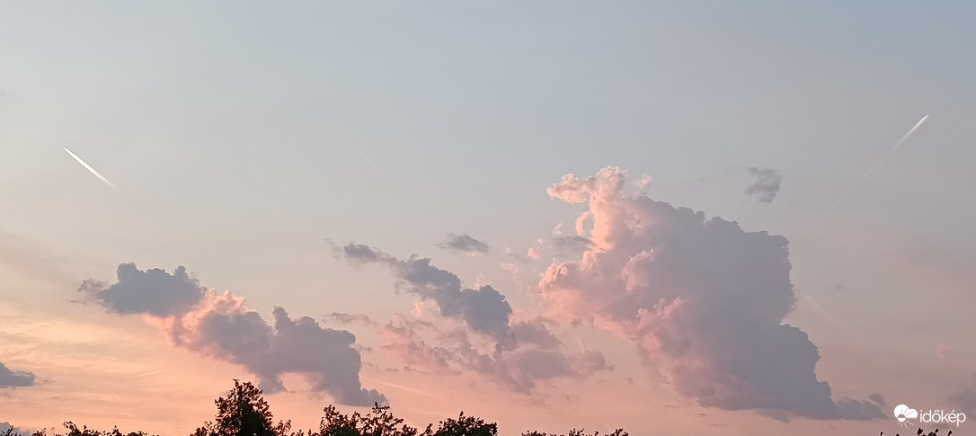 A nap kibújik a felhők mögül. 