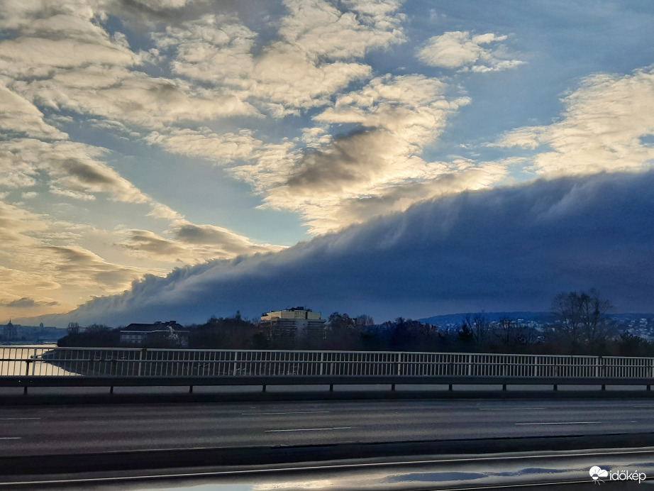 Peremfelhő Budapest felett