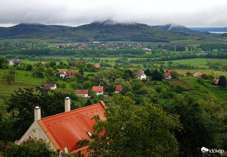 A mai nap reggelén Balatonnak tanúhegyei  úgy döntöttek, hogy nem mutatják meg magukat. Alszanak még ... 2019.05.16.