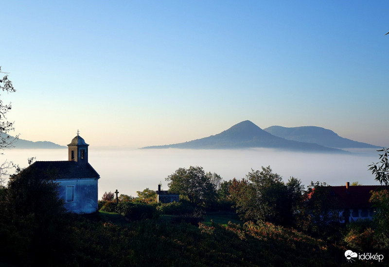 ..Látvány a Csobáncról.. Gyönyörű reggel a felhők fölött, nagyon szép volt.. Balaton 2017-10-15