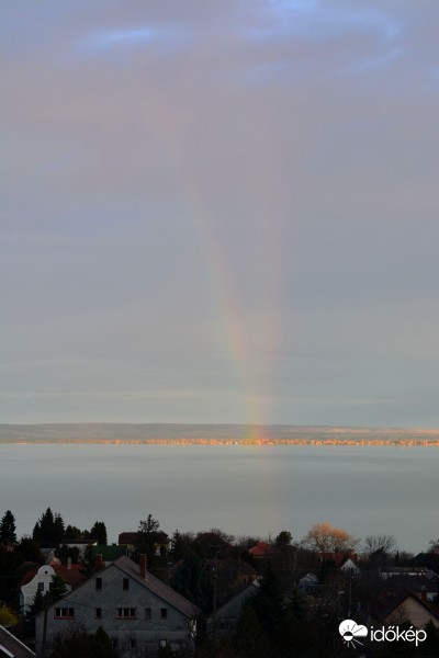 V   alakú szivárvány a Balatonon