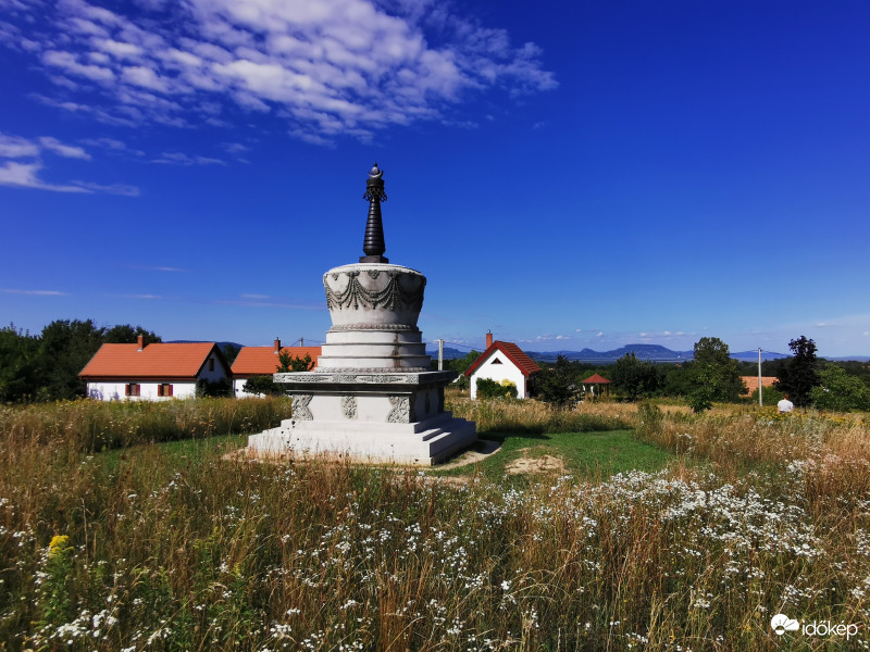 Sztúpa Balatonkeresztúron