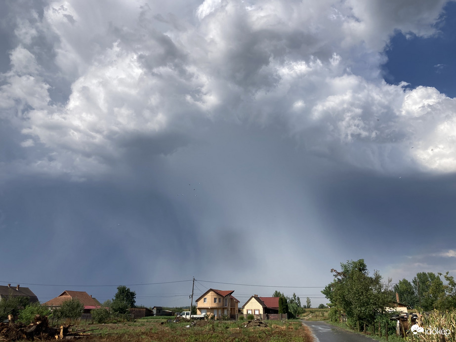 Szamosdaráról így látszódott az első felvonás háta.