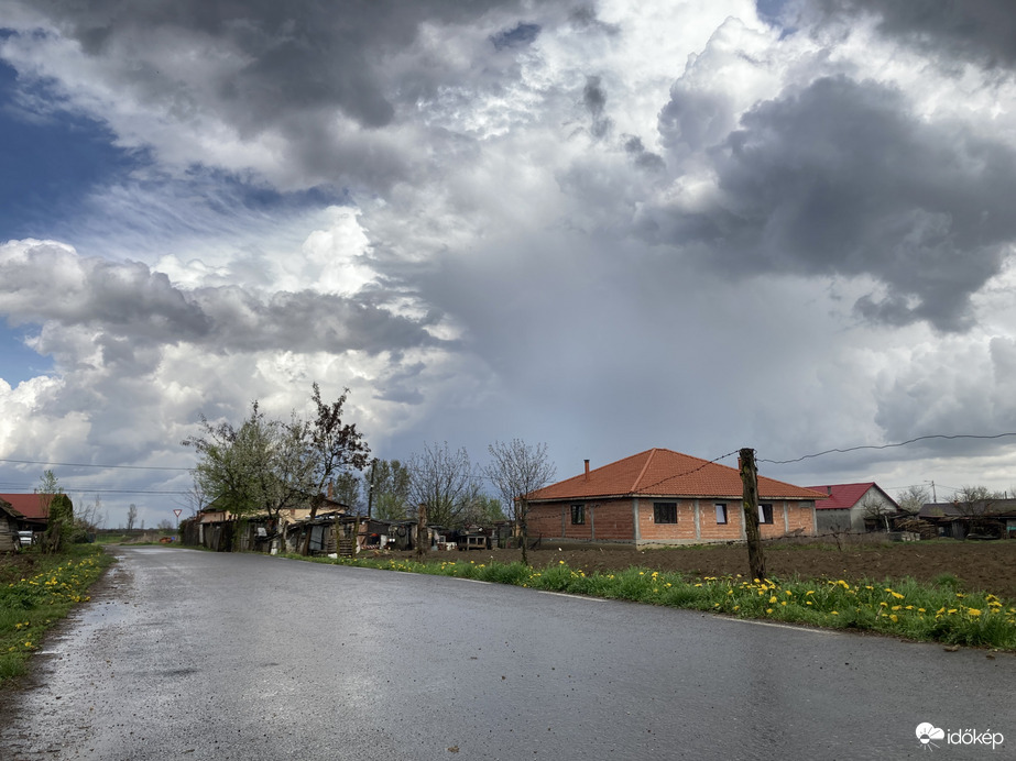 Elvonuló zivatar a párciumi Szamosdarán 