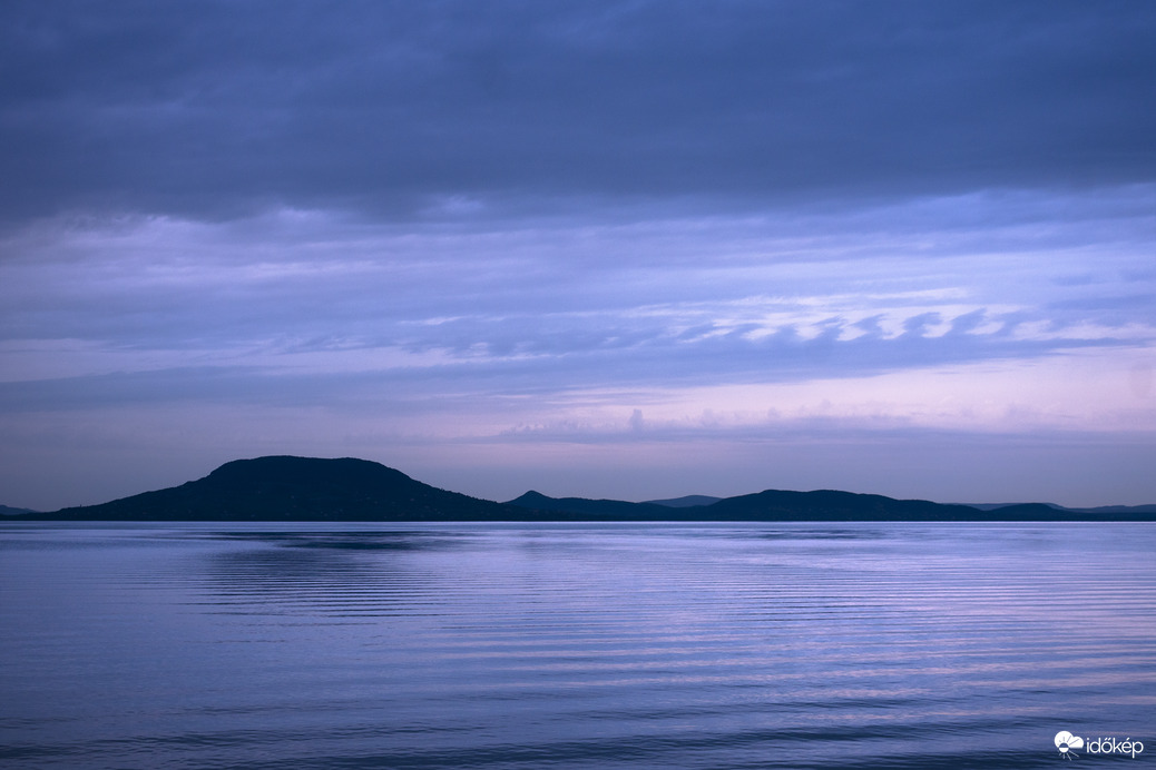 Kora esti hangulatkép KH (Kelvin Helmholtz) felhőkkel, háttérben a Badacsonnyal.