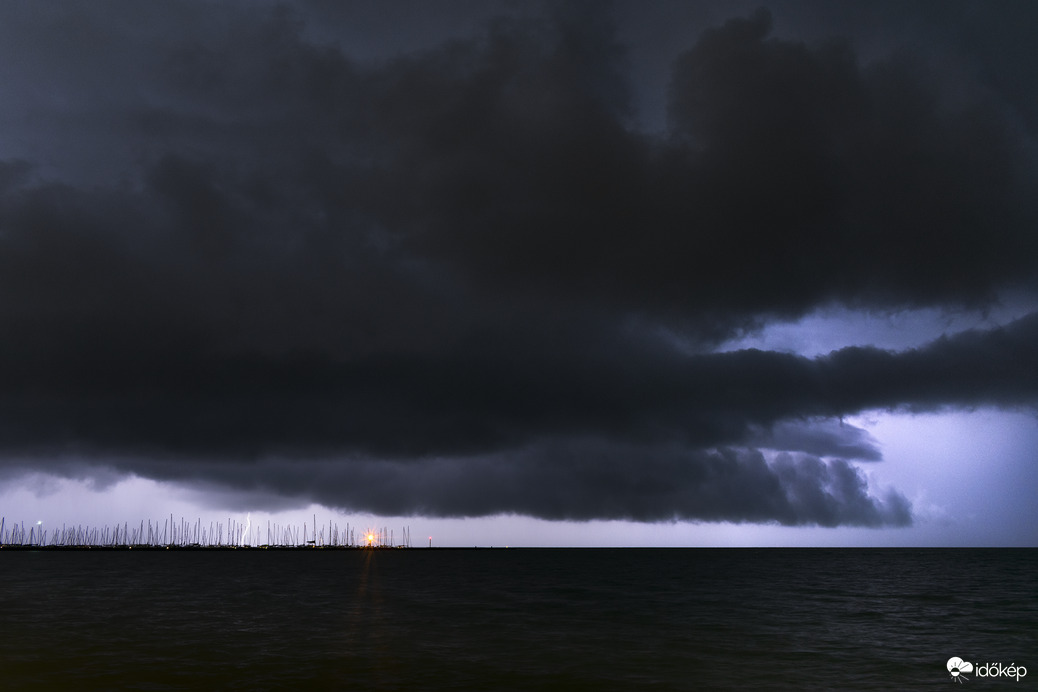 Beágyazott szupercella Balatonfenyvesen.