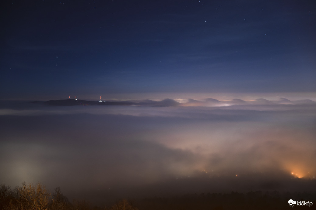 Esti ködtenger a fővárosban, János-hegyen fotózva. A háttérben Kelvin Helmholtz jelenség figyelhető meg.