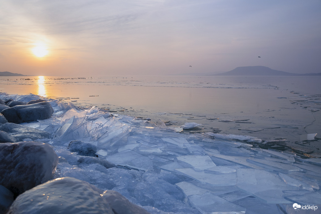 Jeges hangulatkép a naplementében, Balatonbogláron.