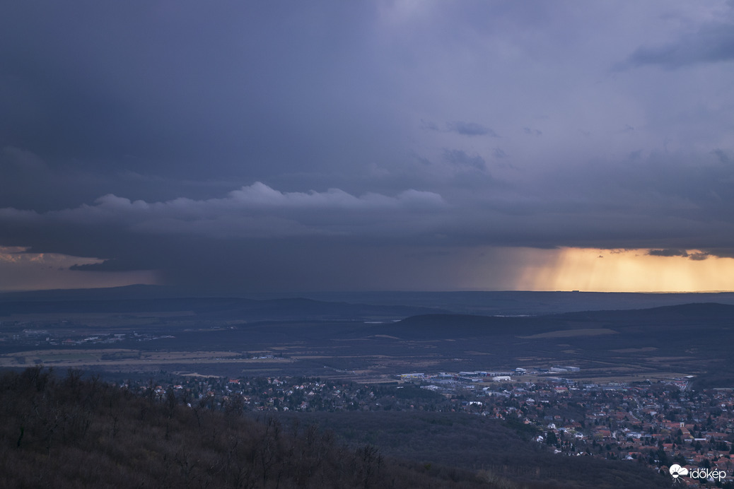 Szezonnyitó zivatarrendszer velencei oldala, János-hegyen fotózva. 