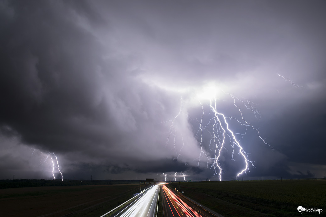 Késő éjjeli látványos szupercellás fogásunk az M4-es autópályánál, Albertirsa mellett.