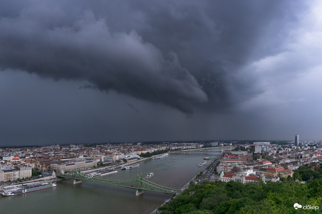 Peremfelhős zivatar érkezése ma délután Budapestre.