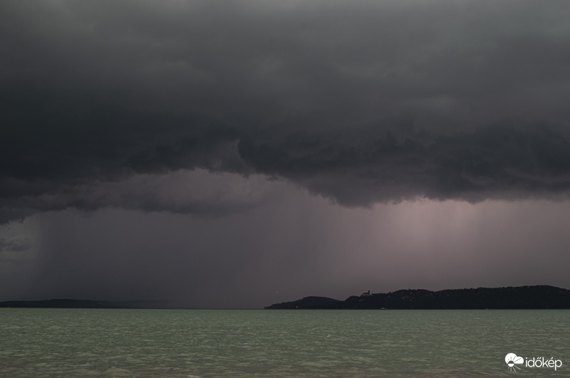 Viharozás a Balatonon.