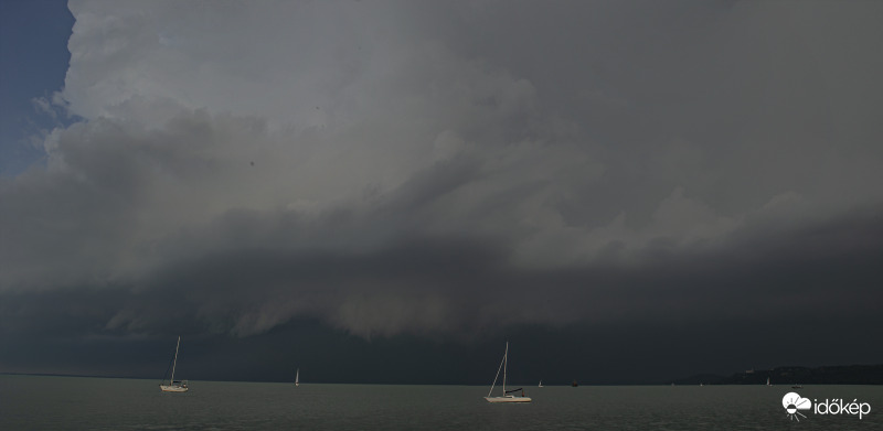 Peremfelhős zivatar érkezése a Balatonra.