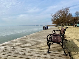 Napsütéses, jeges szombat délelőtt a gyenesdiási strandon