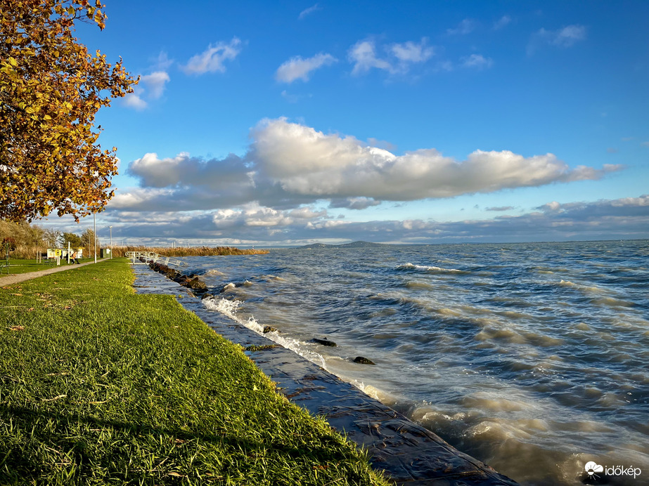 Hullámzó Balaton Szigligetnél 