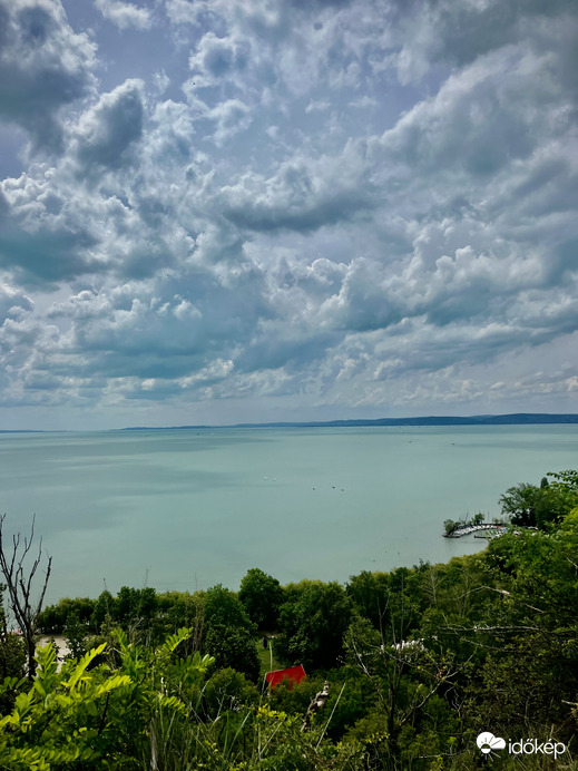 Panoráma a balatonakarattyai magaspartról