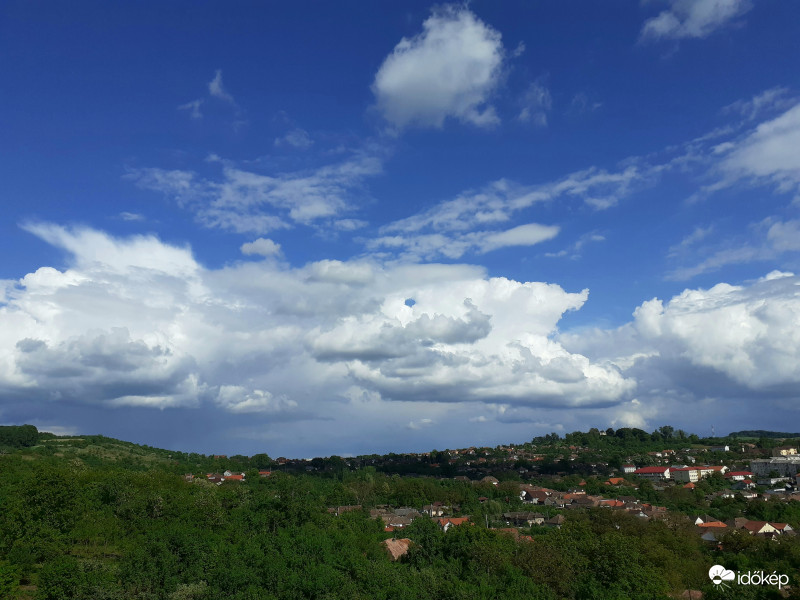 Elkerültek a záporok, zivatarok, az égkép viszont szép volt!:))