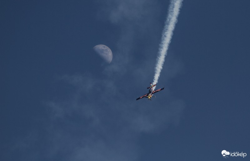 Besenyei & The Moon