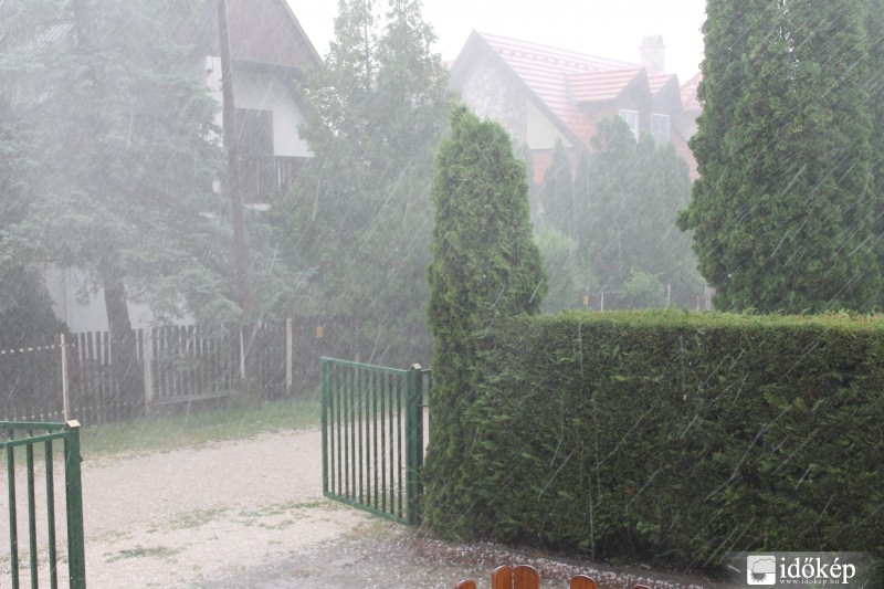 Balatonfenyvesi jégeső. Gyorsan kifehérült a táj.