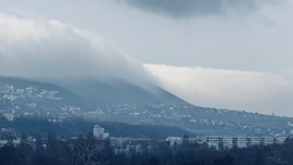 Elbújt a Hármashatár-hegy teteje