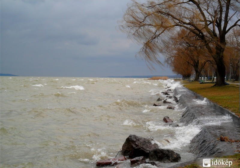 Szélvihar a Balatonon