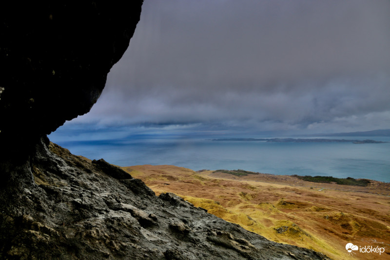 Kilátás az Old man of storr lábától (Skócia) 